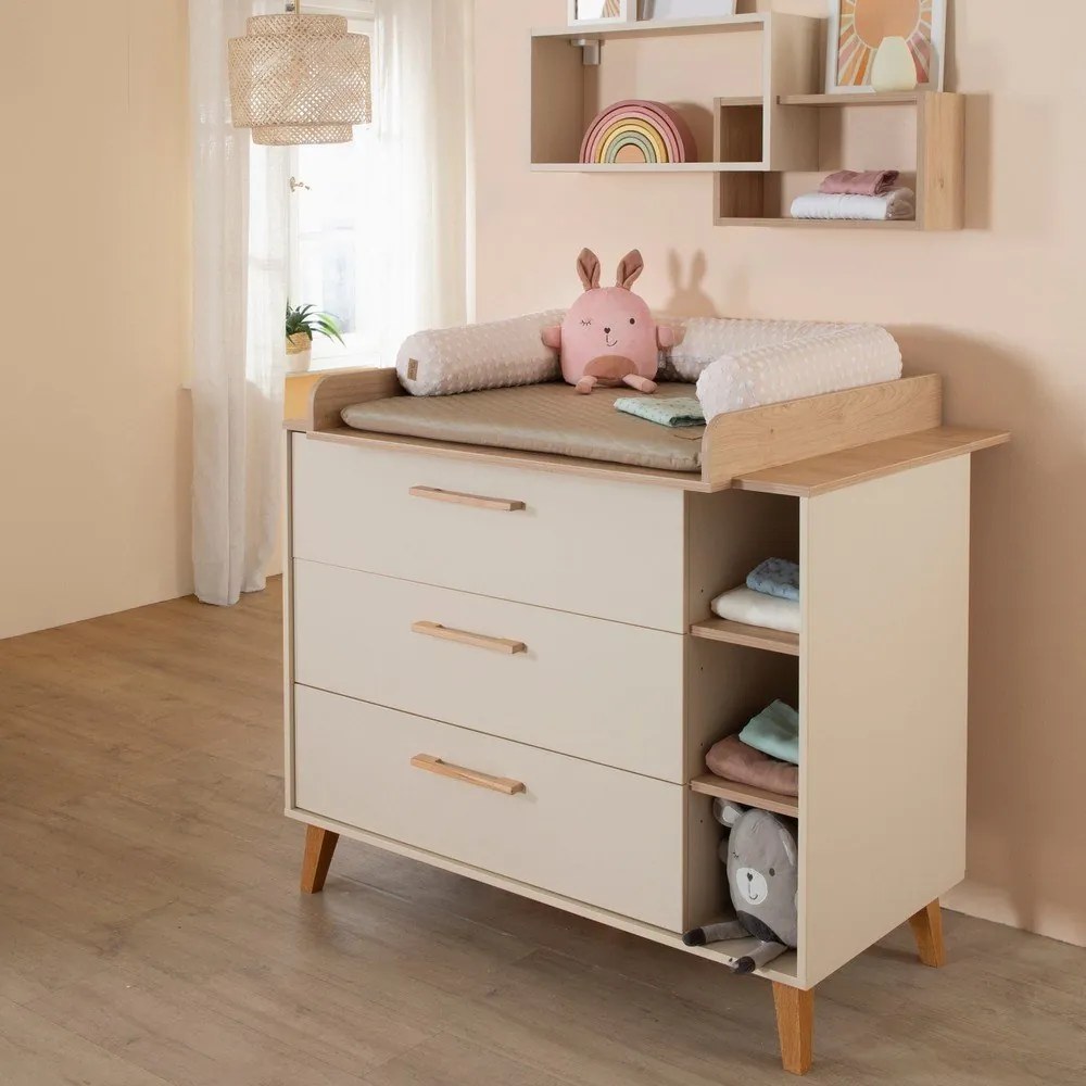 Kremowa/w naturalnym kolorze komoda dziecięca w dekorze dębu z przewijakiem 117x103x78 cm Jil – Roba