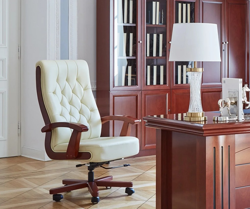 Elegancki fotel biurowy skórzany Consul do gabinetu. Zawiera elementy z drewna w kolorze koniaku, tapicerka w kolorze czarnym, brązowym lub kremowym. Klasyczna kolekcja Prestige.