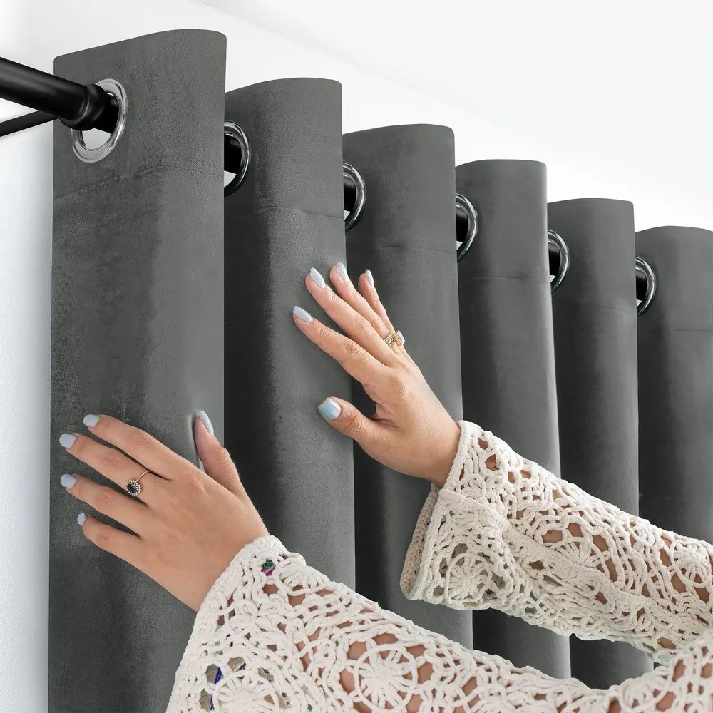 Ciemnoszara aksamitna zasłona częściowo zaciemniająca (dimout) 530x175 cm Velto – Filumi