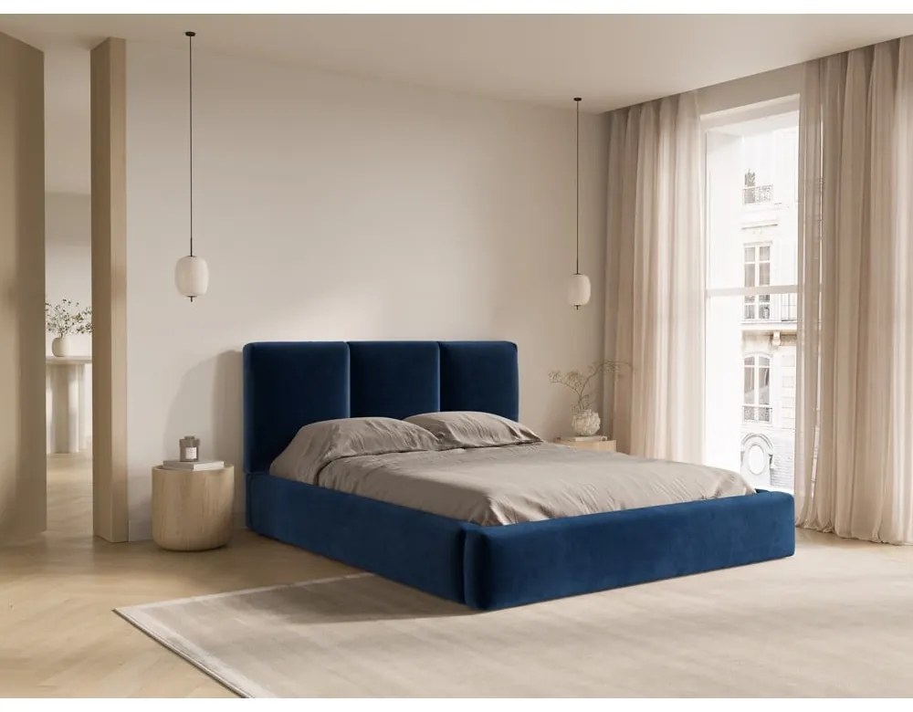 Ciemnoniebieskie aksamitne tapicerowane łóżko dwuosobowe ze schowkiem i stelażem 200x200 cm Brody – Mazzini Beds