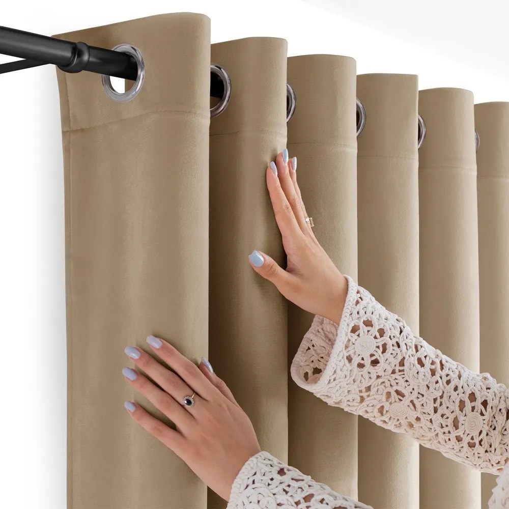 Beżowa aksamitna zasłona częściowo zaciemniająca (dimout) 400x225 cm Velto – Filumi