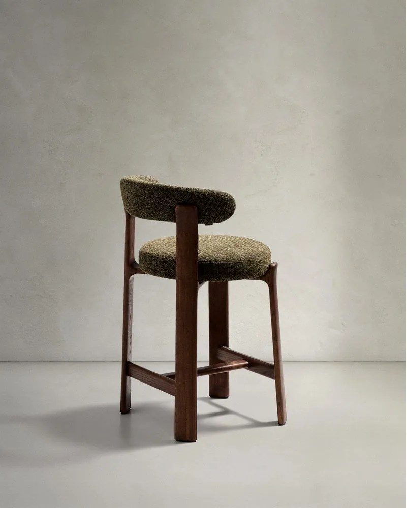 Hoker w kolorze zielono-ciemnonaturalnym z litego drewna jesionowego (wysokość siedziska 65 cm) Granite – Kave Home