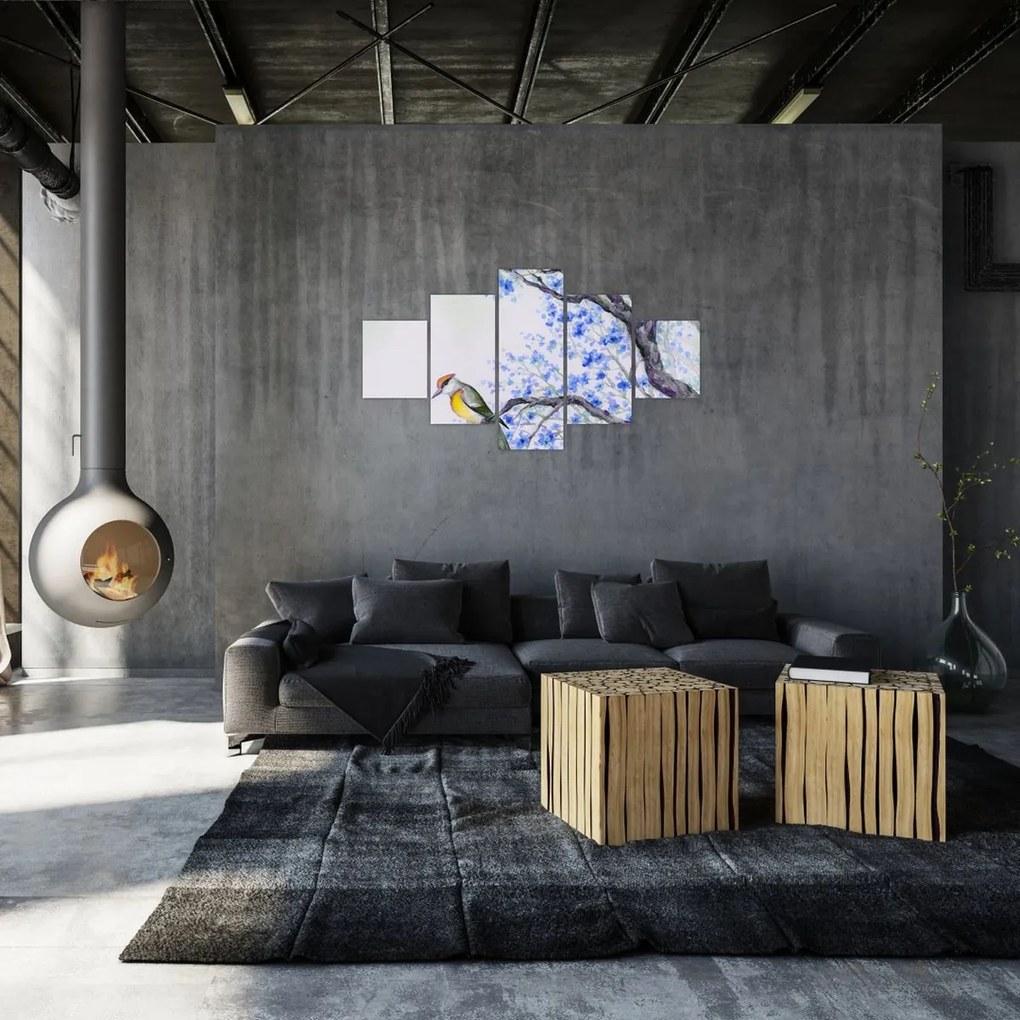 Obraz - ptak na drzewie z niebieskimi kwiatami (125x70 cm)