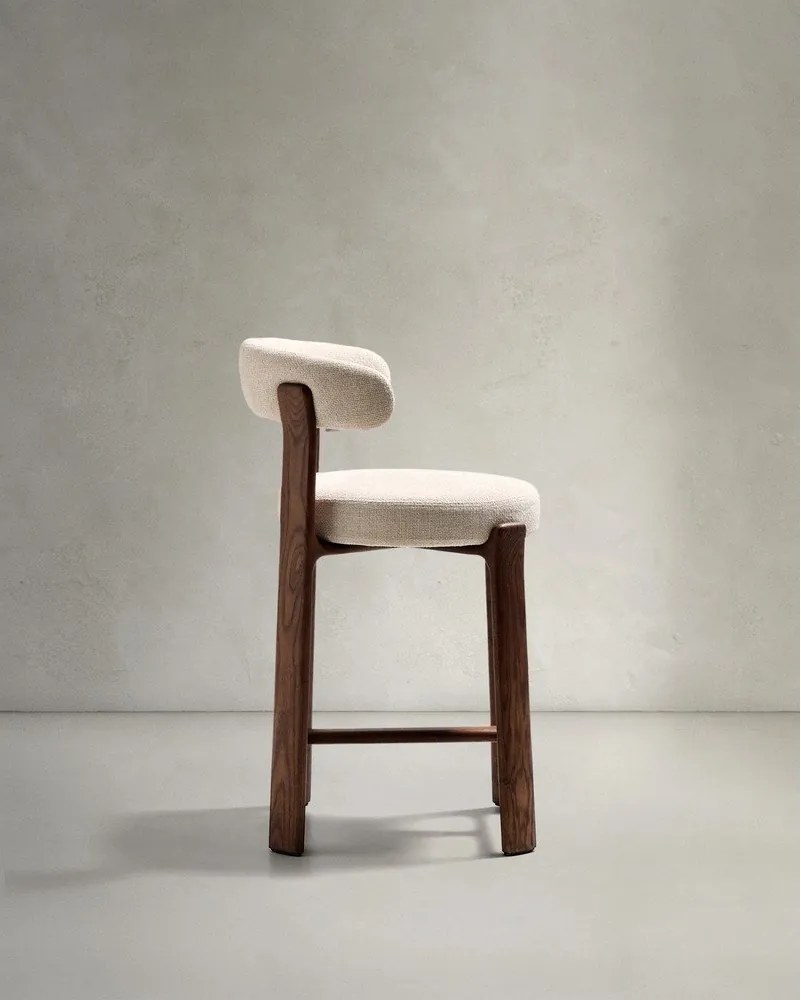 Hoker w kolorze beżowo-ciemnonaturalnym z litego drewna jesionowego (wysokość siedziska 65 cm) Granite – Kave Home