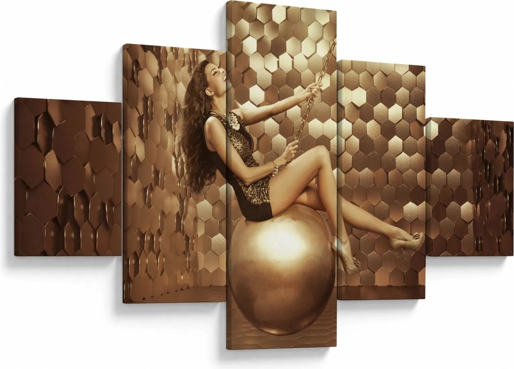 Obraz kobiety w złotym pokoju (125x70 cm)