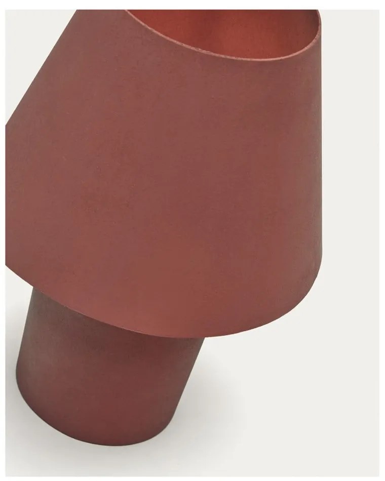 Lampa stołowa w kolorze terakoty z metalowym kloszem (wysokość 30 cm) Canapost – Kave Home