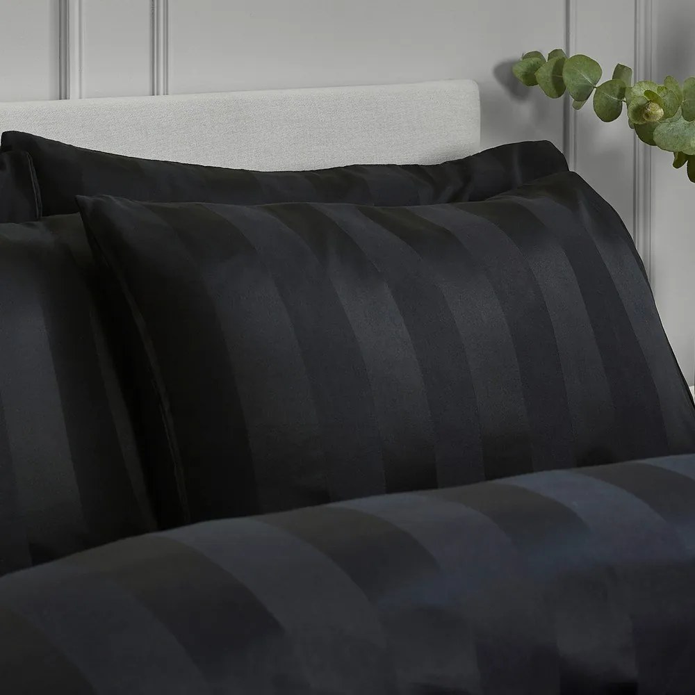 Czarna satynowa pościel jednoosobowa 135x200 cm So Soft Satin Stripe – Catherine Lansfield