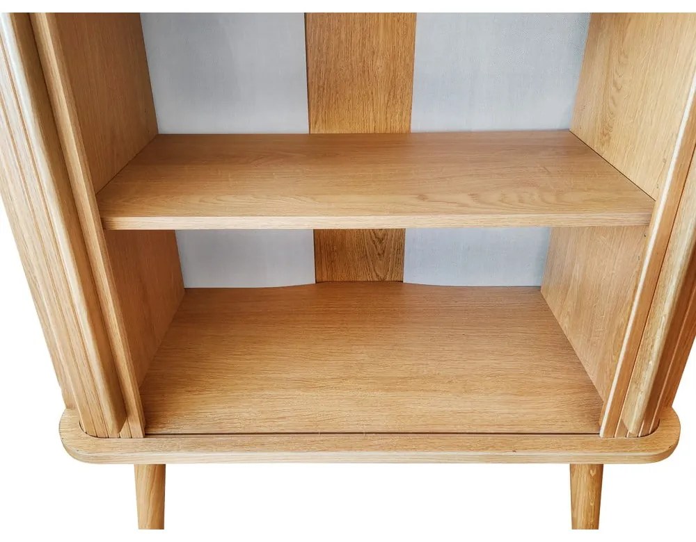 Wysoka komoda w dekorze dębu z drzwiami przesuwnymi 83x95 cm Rove – Woodman