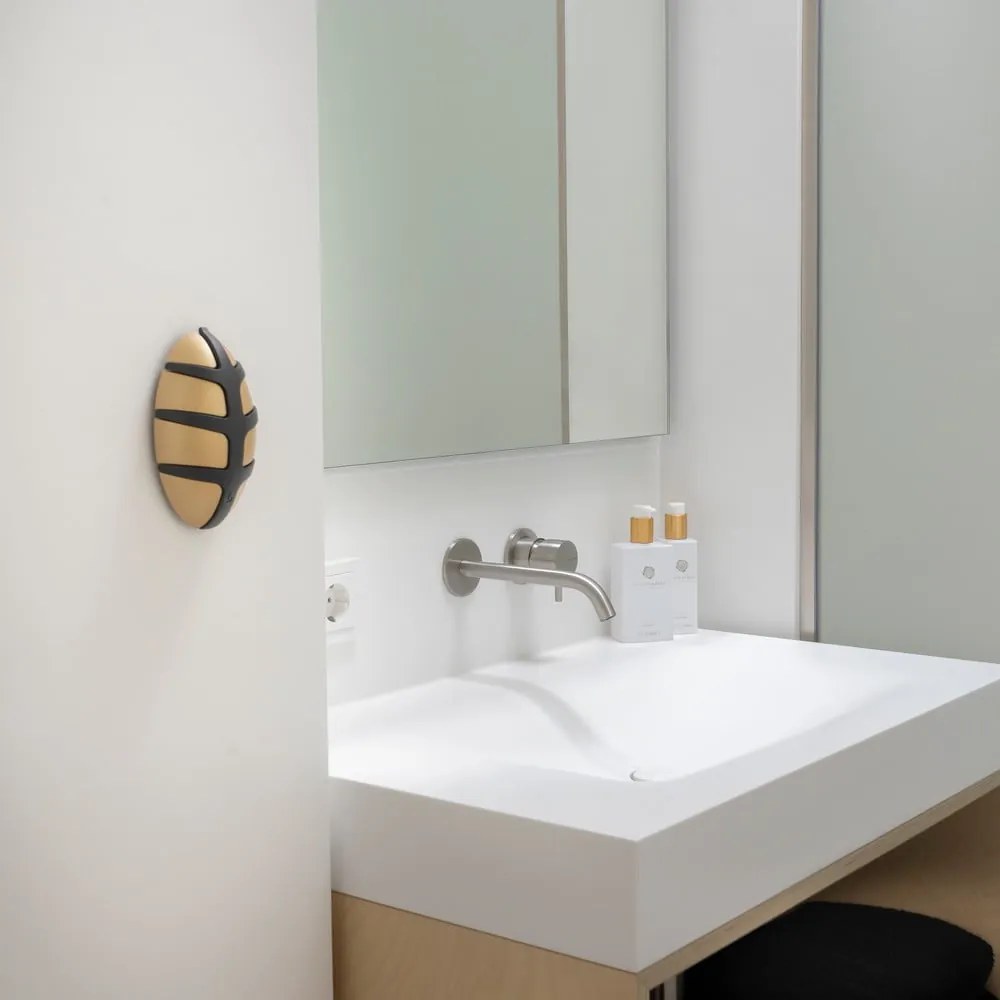 Czarny/w kolorze złota ścienny plastikowy haczyk Bug – Spinder Design