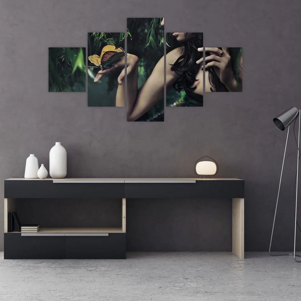 Obraz pełnej wdzięku kobiety z motylem (125x70 cm)