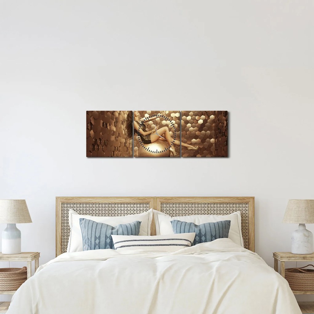 Obraz kobiety w złotym pokoju (z zegarem) (90x30 cm)