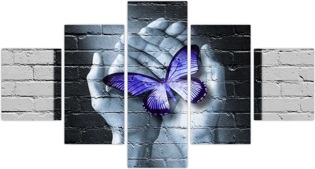 Obraz - Fioletowy motyl na ścianie (125x70 cm)