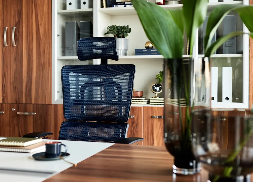 Wysokiej klasy fotel biurowy ergonomiczny ERGO 800-M, tapicerowany tkaniną mesh o jodełkowym splocie, kolory czarny, granatowy, szary. Fotel jest wyposażony w nowoczesne funkcje.
