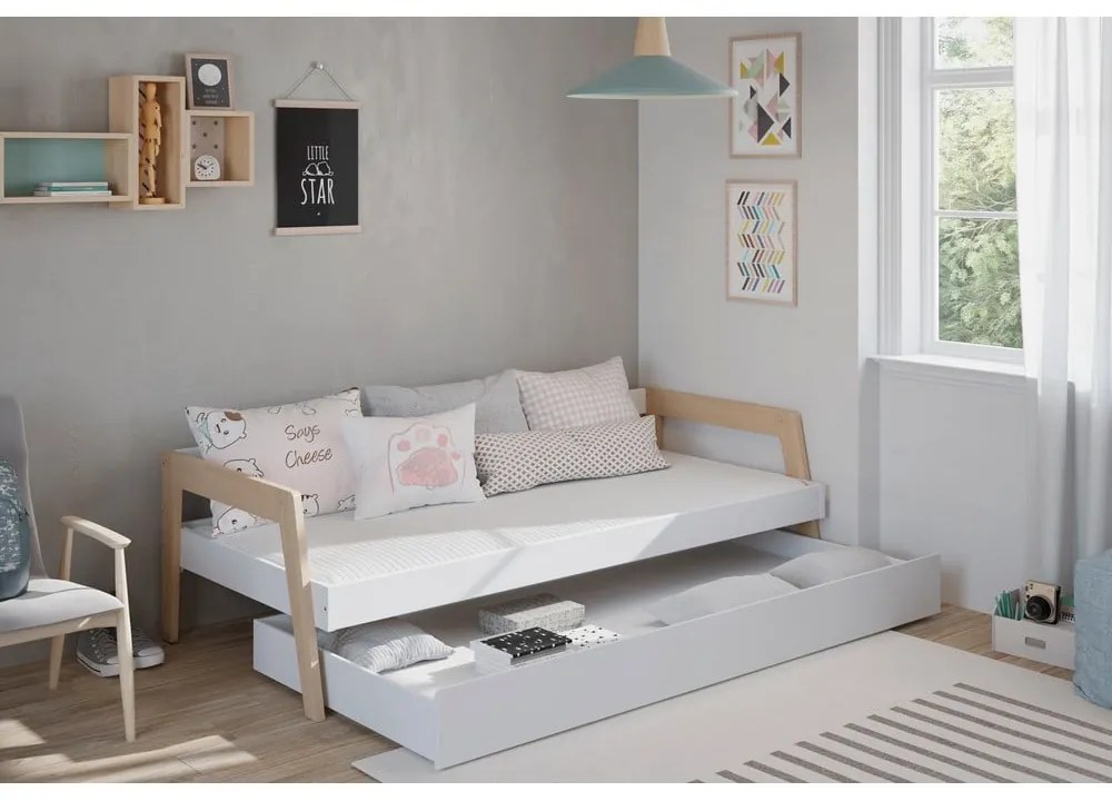 Białe łóżko dziecięce z drewna sosnowego z wysuwanym łóżkiem 90x200 cm Carrie – Marckeric