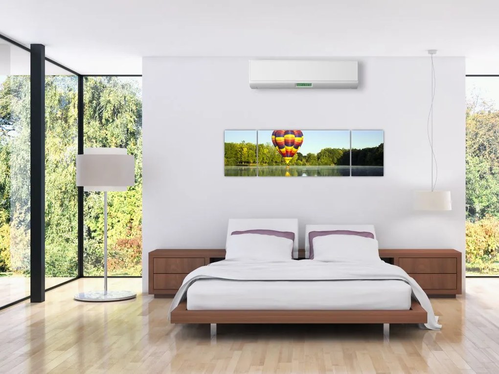 Obraz balonu na ogrzane powietrze nad jeziorem (170x50 cm)