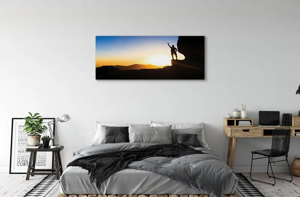 Obraz drukowany na płótnie Człowiek w Górach o Zachodzie