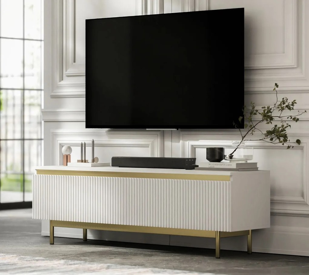 Ryflowana szafka RTV Selene 140 cm, biała na złotych nóżkach