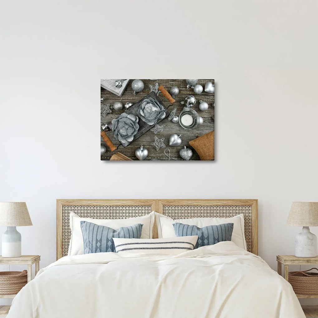 Obraz - srebrne ozdoby świąteczne (70x50 cm)