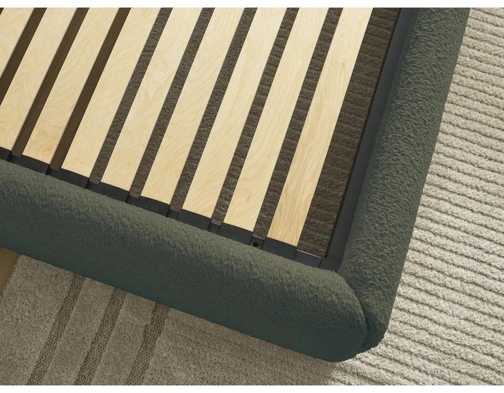 Ciemnozielone tapicerowane łóżko dwuosobowe bez zagłówka ze schowkiem i stelażem 160x200 cm Inera – Bobochic Paris