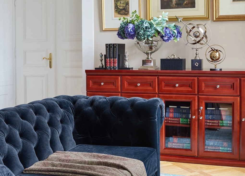 Elegancka rozkładana sofa Chesterfield z funkcją spania, dostępna w kolorze czarnym, granatowym i butelkowozielonym. Komfortowy materac, hydrofobowa aksamitna tkanina i ponadczasowy pikowany design – idealny wybór do biura lub domu.