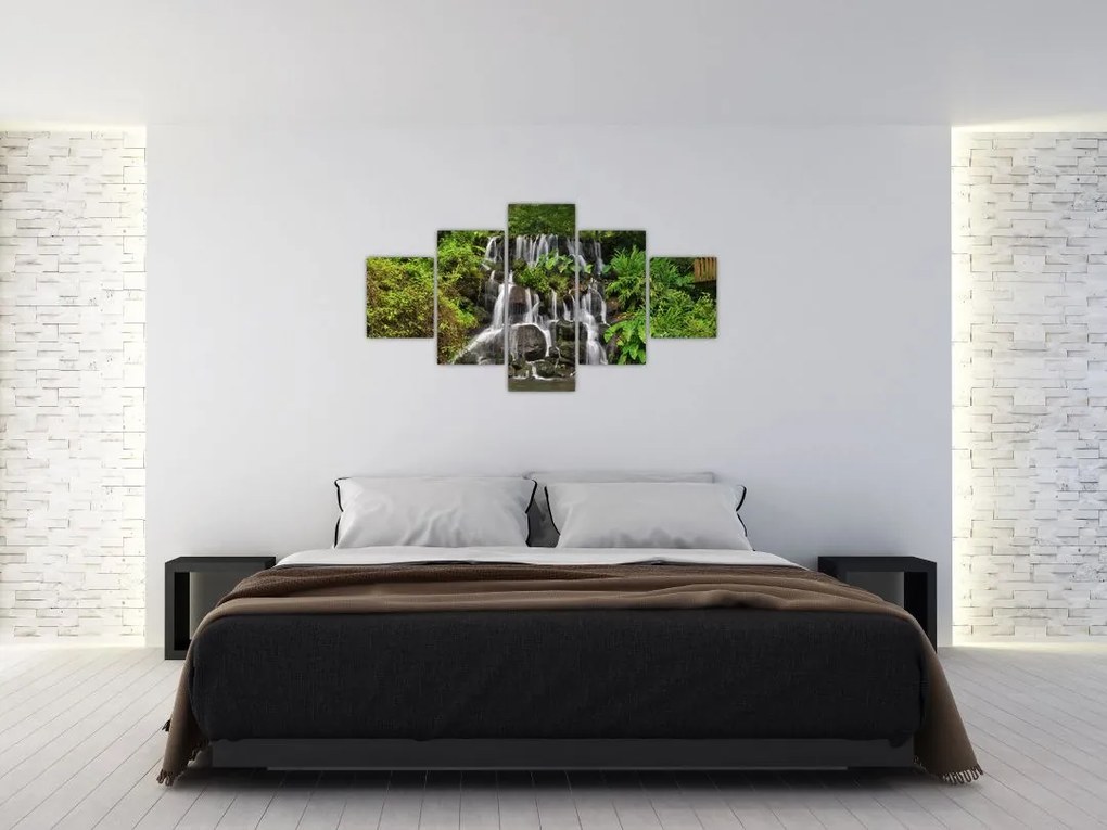 Obraz wodospadów w tropikalnym lesie (125x70 cm)