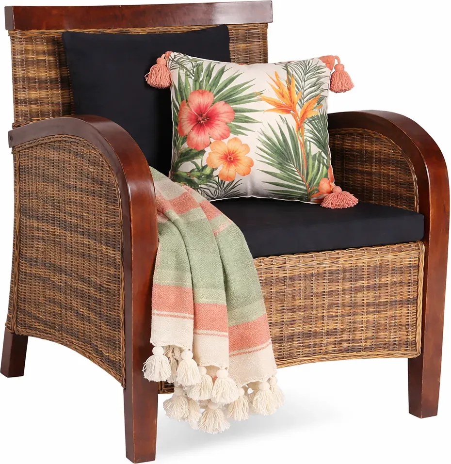 Rattanowy fotel z drewnianymi podłokietnikami R0-N74