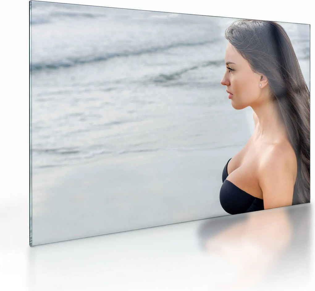 Obraz na szkle kobiety na plaży (70x50 cm)