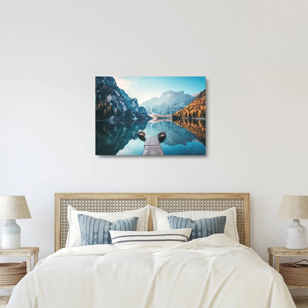 Obraz na szkle - Łodzie na jeziorze Braies (70x50 cm)