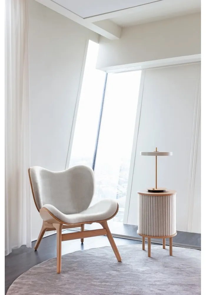 Beżowy fotel A Conversation Piece – UMAGE