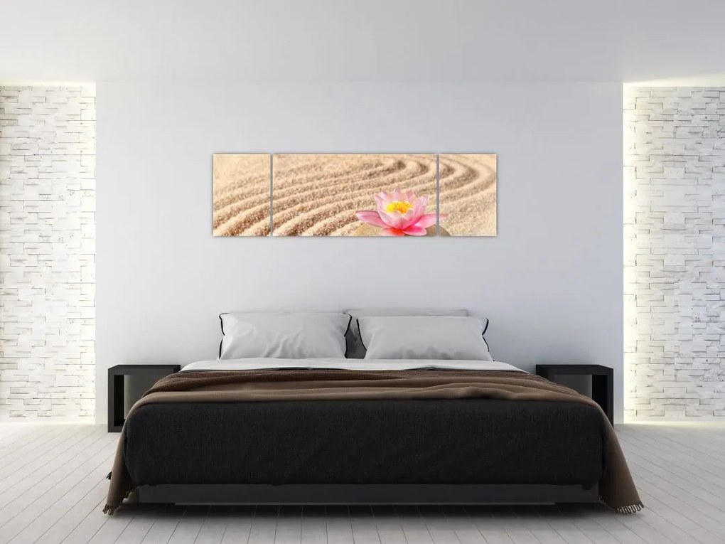 Obraz kamienia z kwiatem na piasku (170x50 cm)