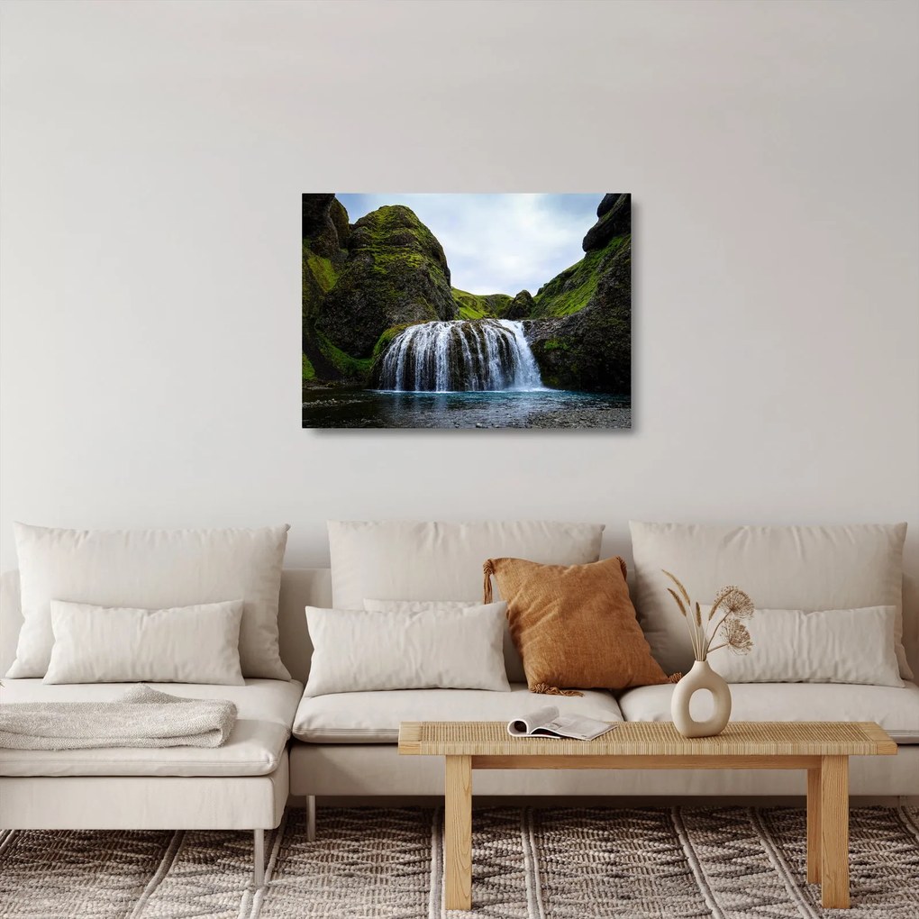 Obraz na szkle klifu z wodospadem (70x50 cm)