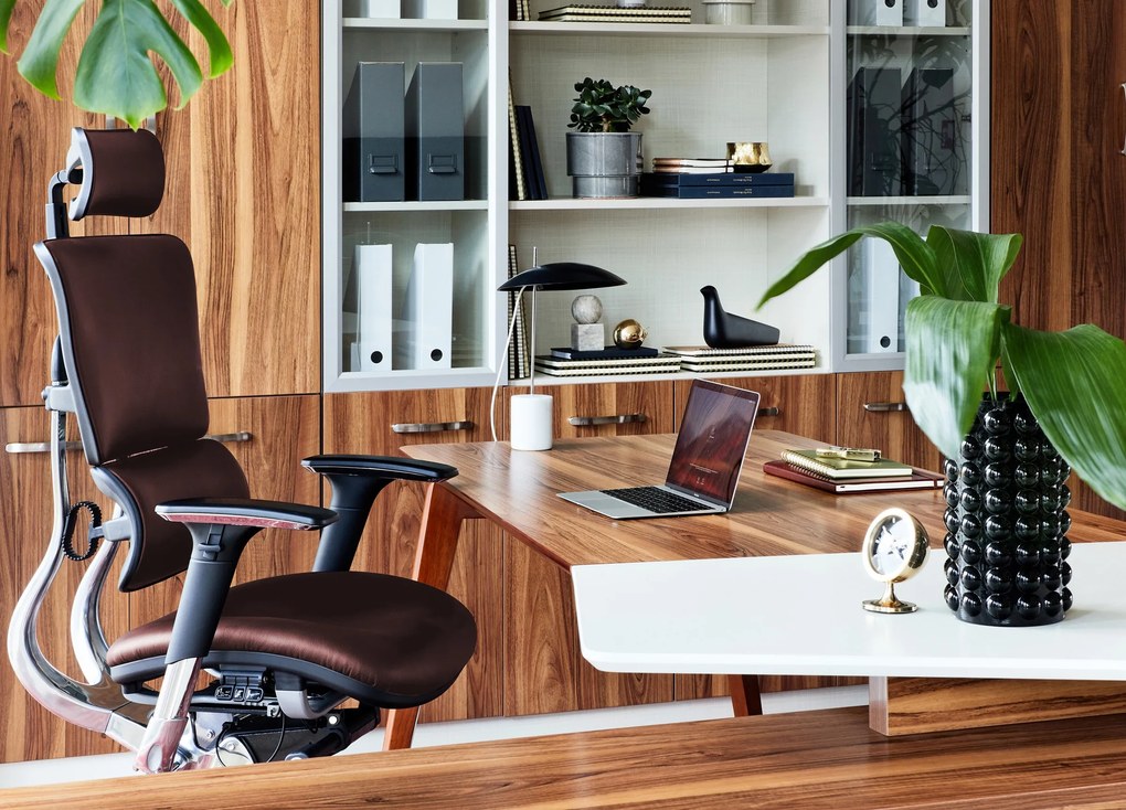 Wysokiej klasy fotel biurowy ergonomiczny Ergo 900 brązowy, tapicerowany skórą naturalną. Fotel biurowy skórzany.