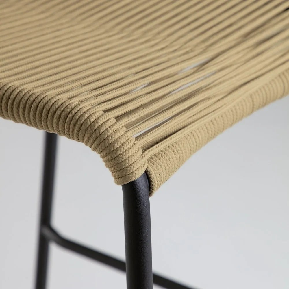 Beżowy hoker ze stalową konstrukcją Kave Home Glenville, wys. 62 cm