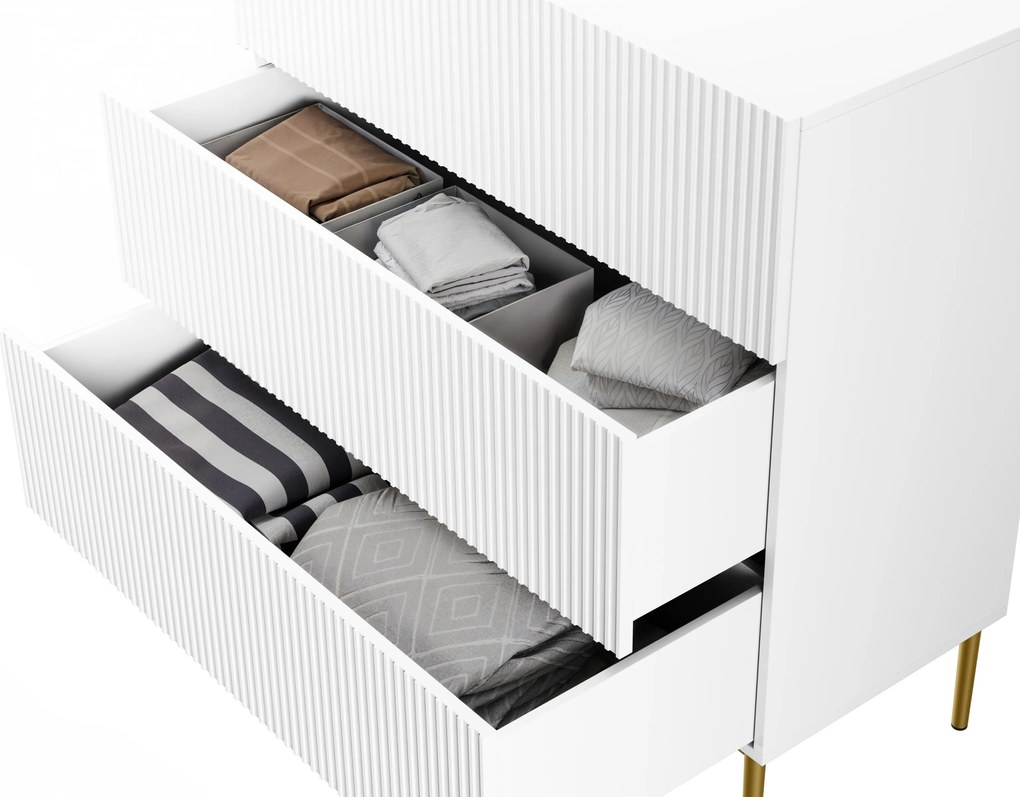 Komoda Nicole 100 cm z szufladami i ryflowanym frontem - biały mat / złote nóżki