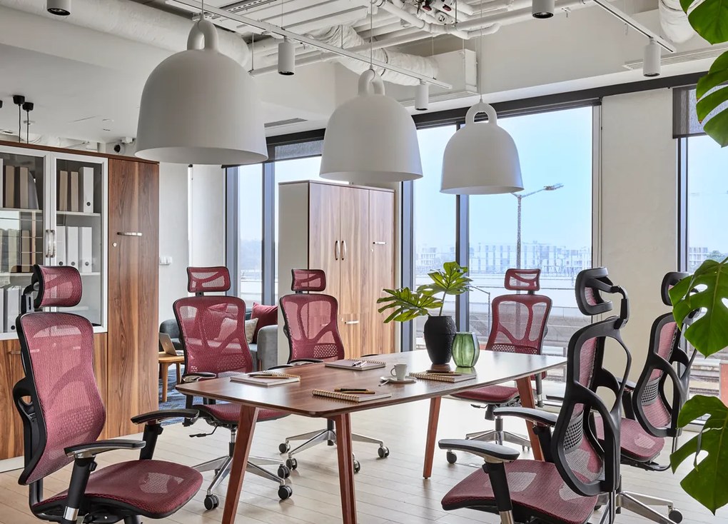 Wygodny fotel biurowy ergonomiczny Ergo 500. Fotel tapicerowany przewiewną siatką Mesh, 5 kolorów do wyboru. Fotel ma regulowane oparcie, podłokietniki. wysokość zagłówka. Nowoczesne meble biurowe.