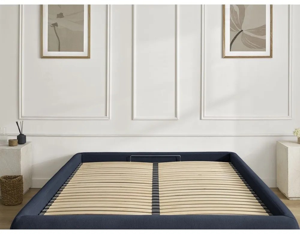 Ciemnoniebieskie tapicerowane łóżko dwuosobowe ze schowkiem/bez zagłówka ze stelażem 160x200 cm Inera – Bobochic Paris