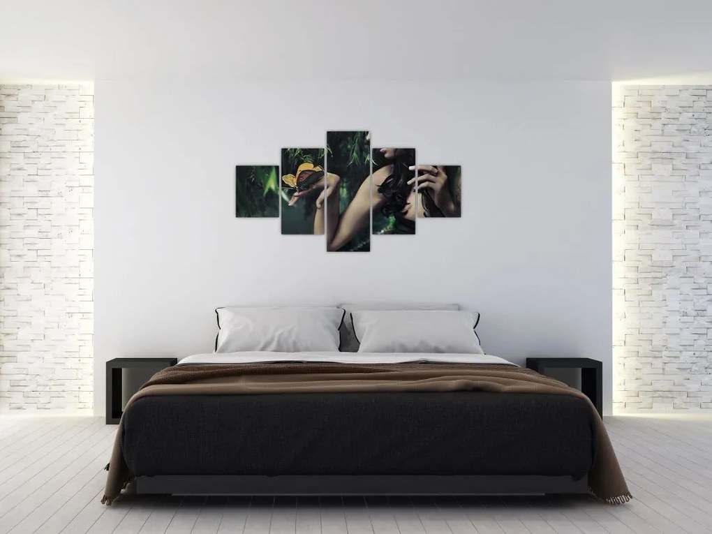 Obraz pełnej wdzięku kobiety z motylem (125x70 cm)