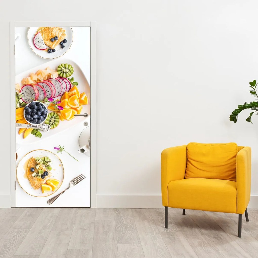 Fototapeta na drzwi - Talerze z owocami na stole (95x205cm)