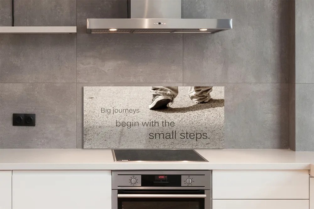 Szklany Panel Napis na Betonie i Buty