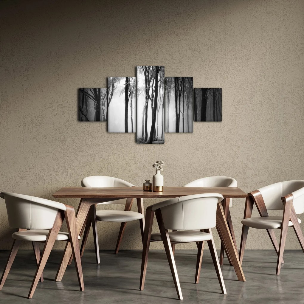 Obraz - Wilk w ciemnym lesie (125x70 cm)