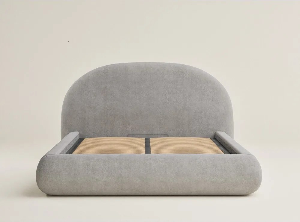 Szarobeżowe tapicerowane łóżko dwuosobowe ze schowkiem i stelażem 140x200 cm Maumere – Maison de Rêve