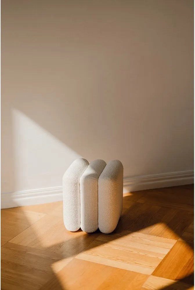 Beżowy puf z materiału bouclé Radd – noo.ma