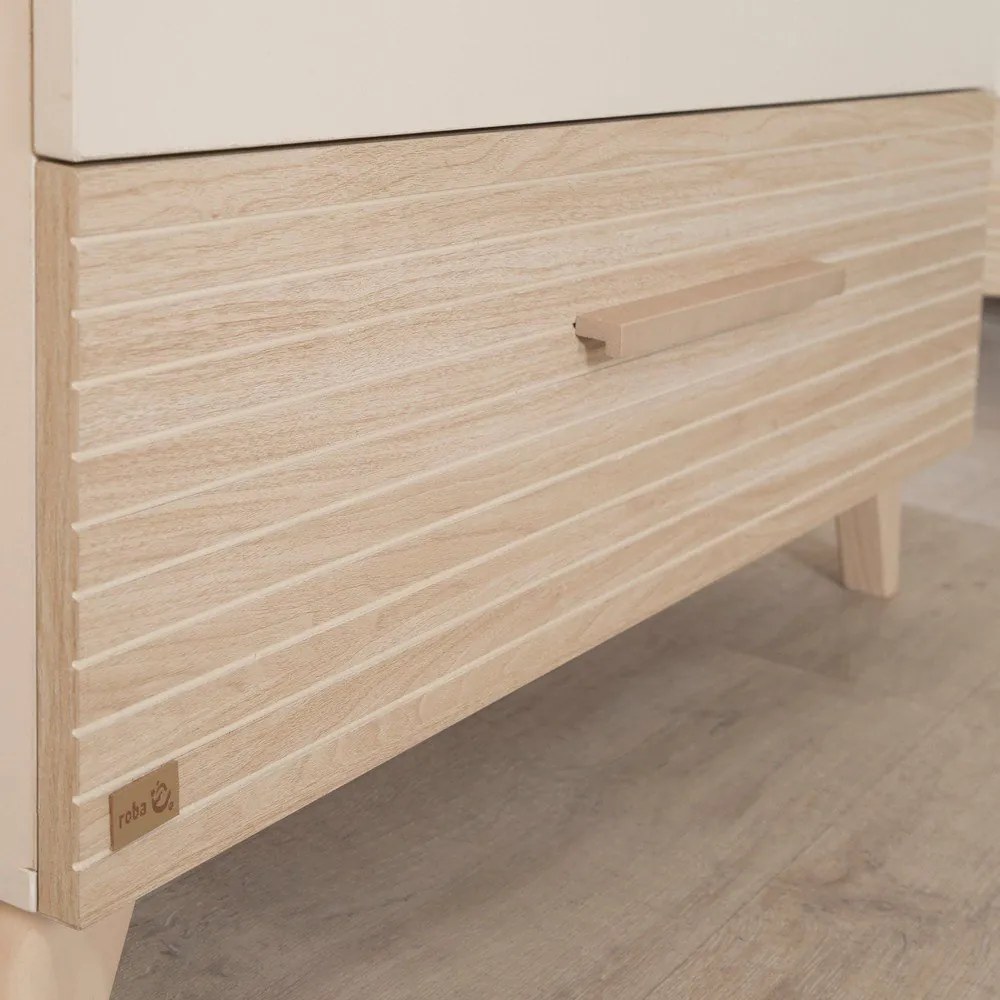 Kremowa/w naturalnym kolorze komoda dziecięca w dekorze dębu z przewijakiem 110x98x75 cm Sidney – Roba