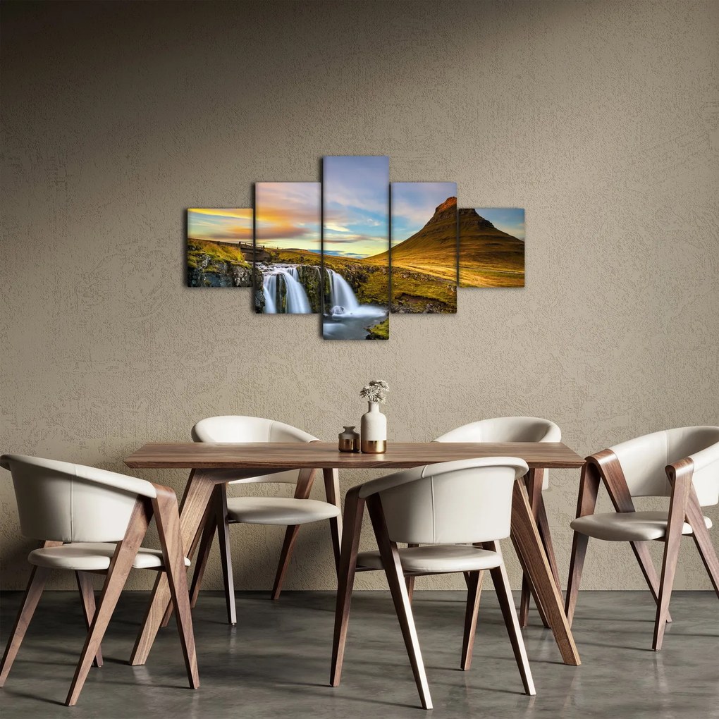 Zdjęcie góry i wodospadów na Islandii (125x70 cm)
