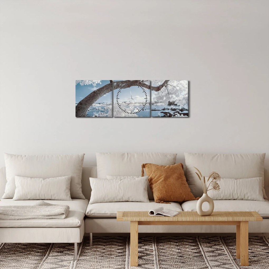 Obraz ośnieżonego drzewa nad wodą (z zegarem) (90x30 cm)