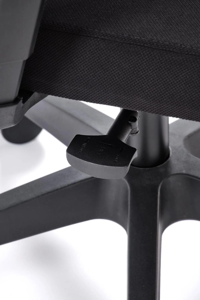 Fotel biurowy z regulacjami Paredes Halmar, zgodny z normą BHP