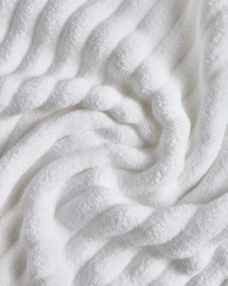 Biały bawełniany ręcznik kąpielowy frotte 70x140 cm Navira – Kave Home