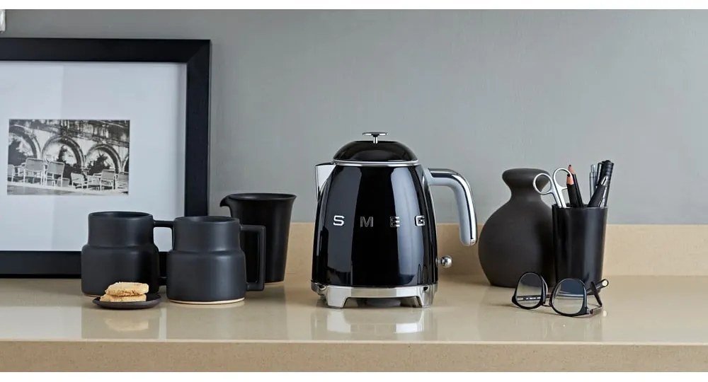 Czarny czajnik elektryczny ze stali nierdzewnej 800 ml Retro Style – SMEG