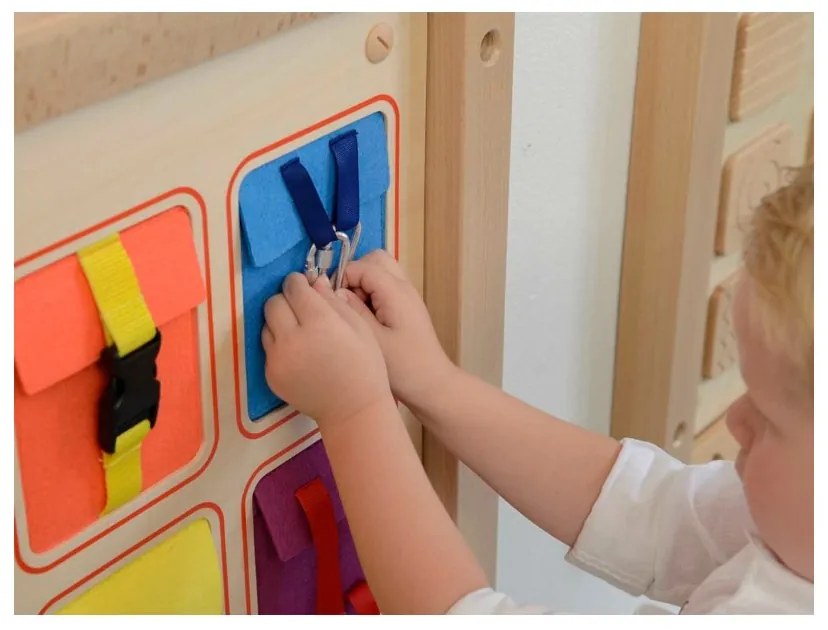 Masterkidz drewniana tablica manipulacyjna ścienna flex kolorowe kieszonki klamry i rzepy