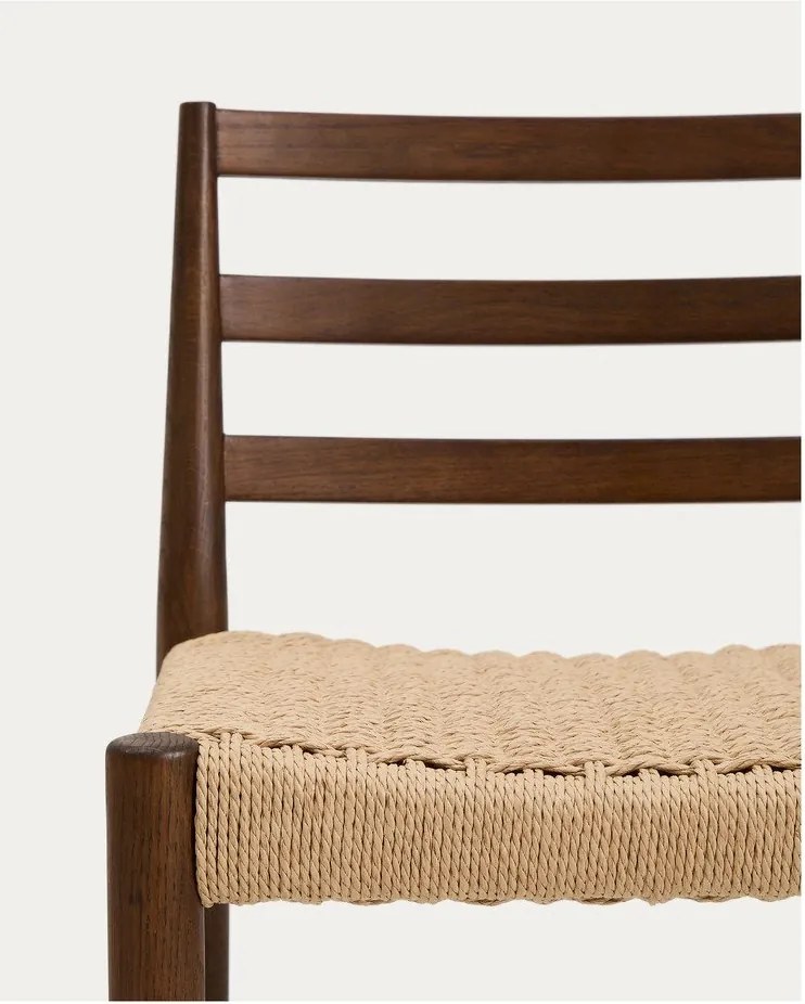 Brązowo-naturalny hoker z litego drewna dębowego (wysokość siedziska 65 cm) Analy – Kave Home